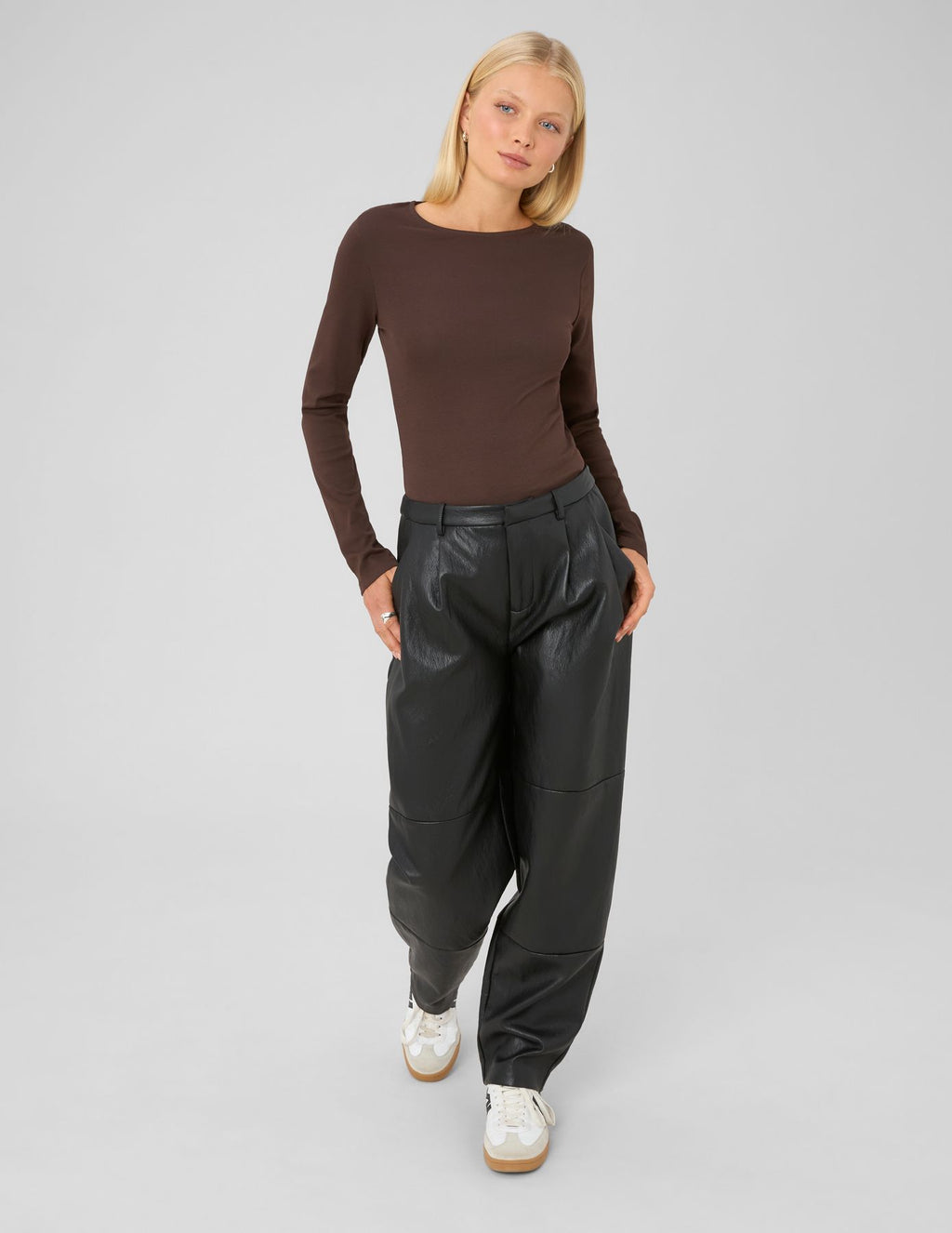 Pantalon en tissu enduit à pinces - 2