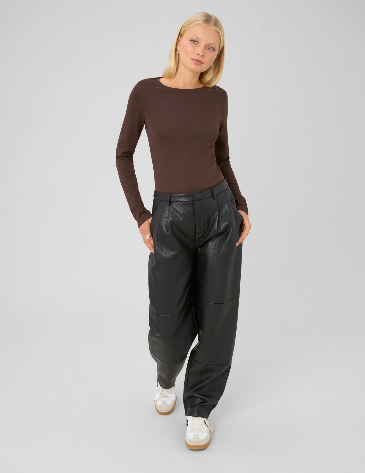 Pantalon en tissu enduit à pinces - 2